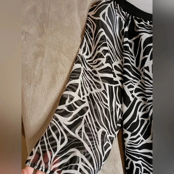 2/$30 COVINGTON geometric zebra Mobwife pattern sheer blouse (#989) - Picture 2 of 5